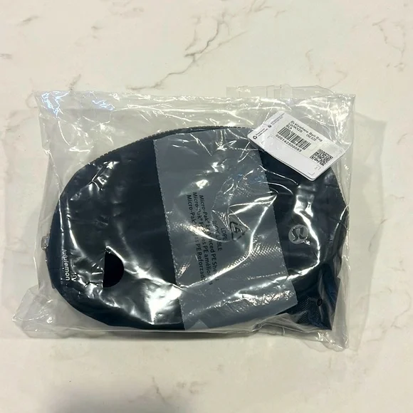 BNWT Lululemon Everywhere Belt Bag Black 1 Litre - Picture 5 of 10